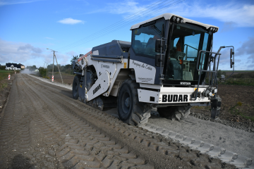 Podbudowa drogi w Rogowie jak pod autostradą